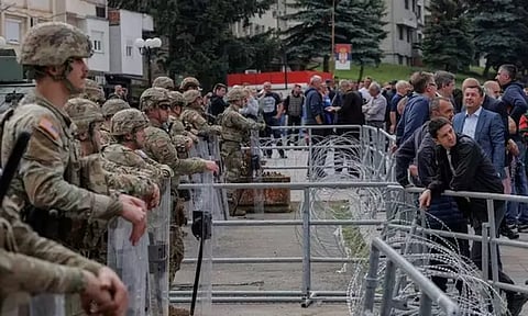 கொசோவா நாட்டில் நேட்டோ படையினர் மீது தாக்குதல்; 40 வீரர்கள் காயம்