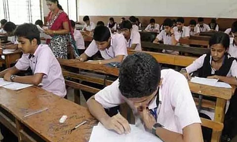 10-ம் வகுப்பு தேர்வில் 35 லட்சம் மாணவர்கள் தோல்வி - மத்திய கல்வி அமைச்சகம் வெளியிட்ட அதிர்ச்சி அறிக்கை