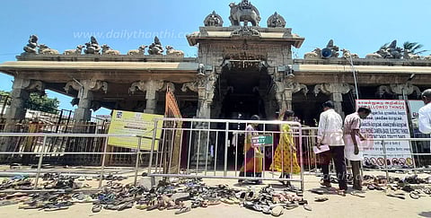 காலணி போட இடவசதி இல்லாததால் பக்தர்கள் அவதி