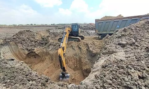 ஏரியில் இருந்து அளவுக்கு அதிகமாக அள்ளப்படும் வண்டல் மண்