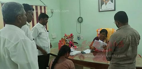 புகாருக்குள்ளாகி இடமாறுதல் செய்யப்பட்டஆசிரியருக்கு மீண்டும் அதே பள்ளியில் பணி