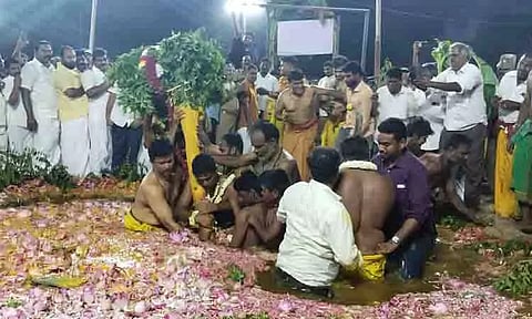 அமராவதி ஆற்றுக்கு கம்பம் அனுப்பும் நிகழ்ச்சி கோலாகலம்