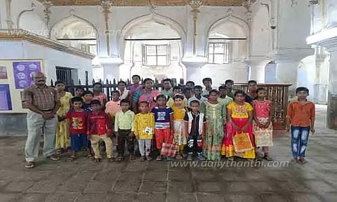 திருமலை நாயக்கர் அரண்மனையை பார்வையிட்ட மாணவர்கள்