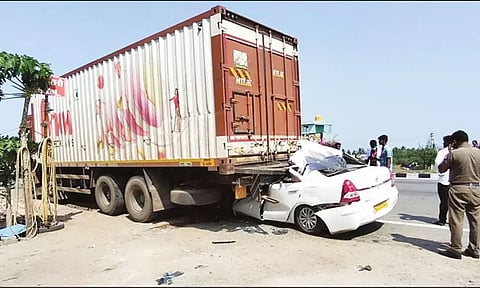 கன்டெய்னர் லாரி மீது கார் மோதல் அக்காள்-தம்பி உள்பட 3 பேர் பலி