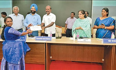 புகையிலை பயிரிடுவதை கைவிட்டு மாற்றுத்தொழிலை தேர்ந்தெடுத்த விவசாயிகளுக்கு பாராட்டு சான்றிதழ் - அமைச்சர் மா.சுப்பிரமணியன் வழங்கினார்