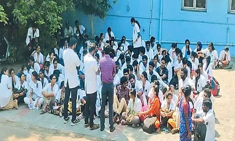 செங்கல்பட்டு அரசு ஆஸ்பத்திரியில் பயிற்சி டாக்டர்கள் போராட்டத்தால் நோயாளிகள் கடும் அவதி