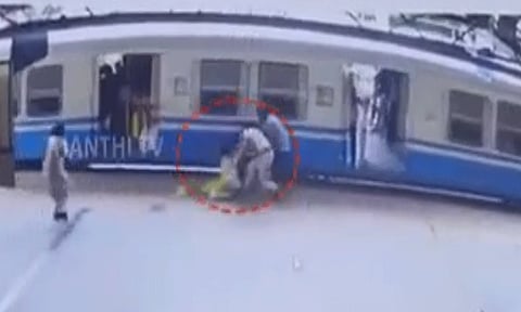 ஓடும் ரெயிலில் தவறி விழுந்த பெண்ணை துரிதமாக செயல்பட்டு காப்பாற்றிய பெண் போலீஸ்..!