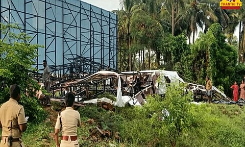 கோவையில் விளம்பர பலகை சரிந்து விழுந்ததில் 3 இளைஞர்கள் உயிரிழப்பு..!