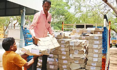 4 லட்சம் மாணவ, மாணவிகளுக்கு விலையில்லா பாடபுத்தகங்கள்