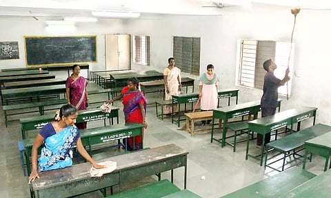 விழுப்புரம் மாவட்டத்தில் பள்ளிகளை தூய்மைப்படுத்தும் பணிகள் தீவிரம்