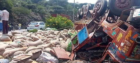 தொப்பூர் கணவாயில் லாரி கவிழ்ந்து விபத்து; டிரைவர் படுகாயம்