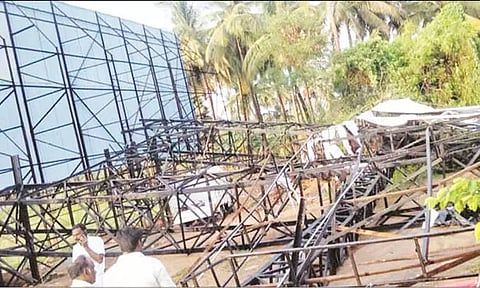 கோவை அருகே விளம்பர பேனர் சரிந்து 3 தொழிலாளர்கள் பலி