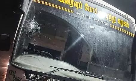 ஓடும் அரசு பஸ் மீது கல்வீசி கண்ணாடி உடைப்பு