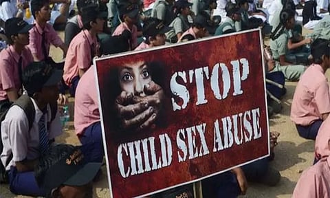 பேஸ்புக் காதலால் விபரீதம்: சிறுமி கூட்டு பாலியல் வன்கொடுமை செய்து காரில் இருந்து வீசிய கும்பல்