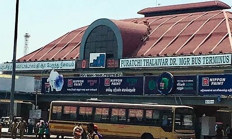 கோயம்பேடு பஸ் நிலையத்தில் பஸ்சில் ஏறி ஆசிரியையின் நகை பையை திருடிய ஆசாமி - 2 மணி நேரத்தில் விரட்டிப்பிடித்த போலீசார்