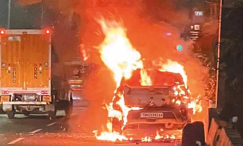 ஆலந்தூரில் நடுரோட்டில் தீப்பிடித்து எரிந்த கார்