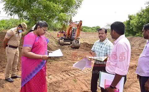 புதுச்சத்திரம் அருகேஅணைக்கட்டு, தடுப்பணை தூர்வாரும் பணியை கலெக்டர் ஆய்வு