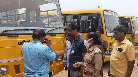 ராசிபுரத்தில் தனியார் பள்ளி வாகனங்கள் கூட்டாய்வு16 வாகனங்களுக்கு தகுதிசான்று ரத்து