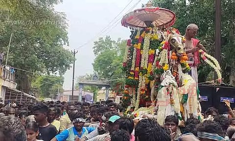 தங்க குதிரை வாகனத்தில் சுவாமி வீதி உலா