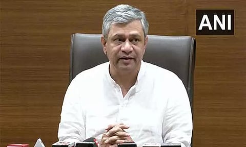 ரெயில் விபத்தில் உயிரிழந்தவர்களின் குடும்பத்துக்கு தலா ரூ.10 லட்சம் நிவாரணம் - மத்திய ரெயில்வே மந்திரி அறிவிப்பு