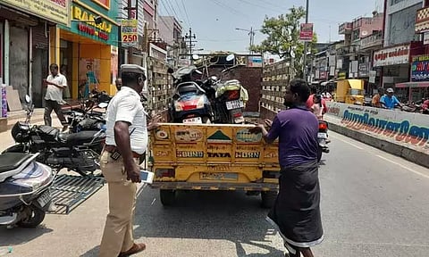 போக்குவரத்துக்கு இடையூறாக நிறுத்தப்பட்ட 12 வாகனங்கள் பறிமுதல்