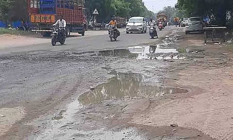 குழாய் உடைப்பால் வீணாகும் குடிநீர்