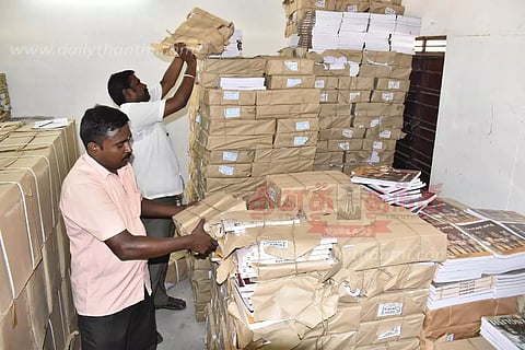 1,410 அரசு பள்ளிக்கூடங்களில் படிக்கும் மாணவ-மாணவிகளுக்கு 5,63,826 பாடப்புத்தகங்கள் வழங்க ஏற்பாடு 7,96,166 நோட்டு புத்தகங்களும் வினியோகிக்கப்படுகின்றன