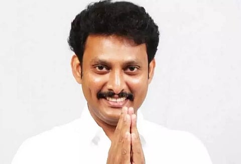 அரசு பள்ளிகளில் மாணவர்களிடம் கட்டணம் வசூலித்தால் கடும் நடவடிக்கை -அமைச்சர் எச்சரிக்கை