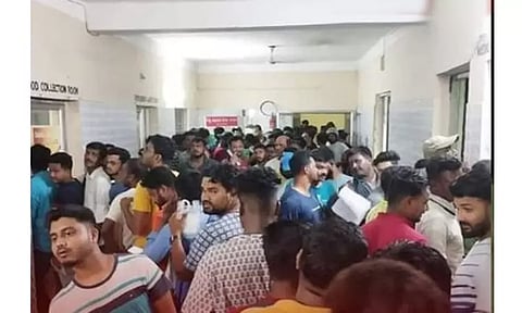 ஒடிசா ரெயில்கள் விபத்து: பாலசோர் மருத்துவமனையில் ரத்த தானம் செய்ய குவிந்து வரும் கூட்டம்