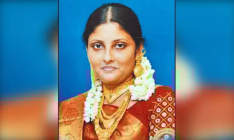 பல்லாவரம் அருகே பட்டதாரி பெண் தூக்குப்போட்டு தற்கொலை - மகள் சாவில் சந்தேகம் இருப்பதாக போலீசில் தாய் புகார்