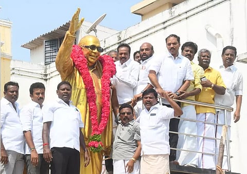 கருணாநிதி சிலைக்கு தி.மு.க.வினர் மாலை அணிவிப்பு