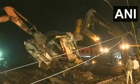 ஒடிசா விபத்தில் உருக்குலைந்த ரெயில் பெட்டிகள்: இரவிலும் தொடரும் மறுசீரமைப்பு பணிகள்