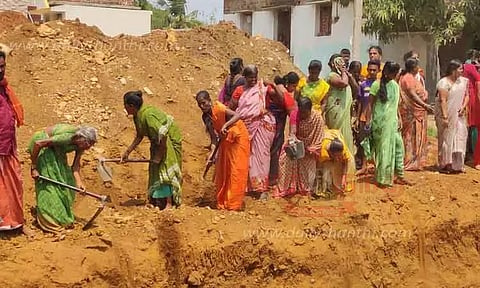 செல்போன் கோபுரம் அமைக்க பொதுமக்கள் எதிர்ப்பு