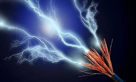 கட்டிட வேலை செய்து கொண்டிருந்தபோது மின்சாரம் தாக்கி கொத்தனார் படுகாயம்