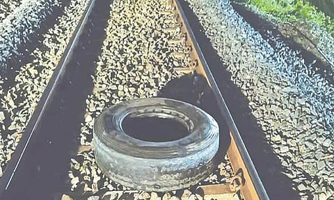 திருச்சி- வாளாடி அருகே ரெயில் தண்டவாளத்தில் டயர் வைத்த விவகாரத்தில் 8 பேர் கைது!