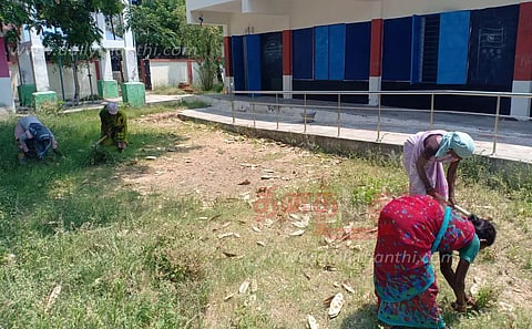 பள்ளி வளாகங்களை தூய்மைப்படுத்தும் பணியில் ஆசிரியர்கள் மும்முரம்