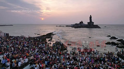 கன்னியாகுமரியில் சுற்றுலா பயணிகள் குவிந்தனர்