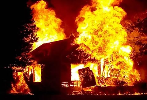 பள்ளிபாளையம் அருகே சமையல் செய்யும் போது கியாஸ் கசிந்து வீடு தீப்பிடித்தது