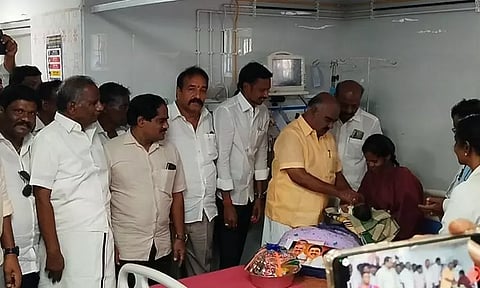 திண்டிவனம் அரசு ஆஸ்பத்திரியில் பிறந்த 5 குழந்தைகளுக்கு தங்க மோதிரம்