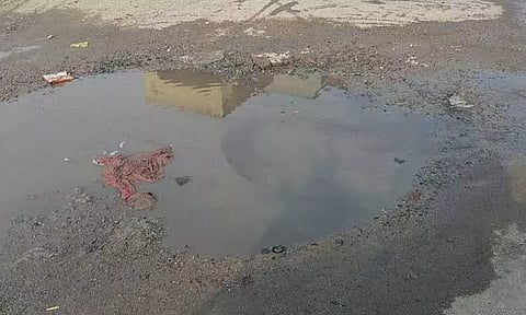 சாலையில் வழிந்தோடும் கழிவுநீர்