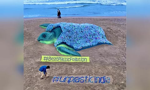 உலக சுற்றுச்சூழல் தினம் - பூரி கடற்கரையில் மணற்சிற்பம்..!