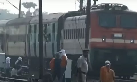 கோரமண்டல் விரைவு ரெயில் இயக்கம் மீண்டும் தொடங்கியது