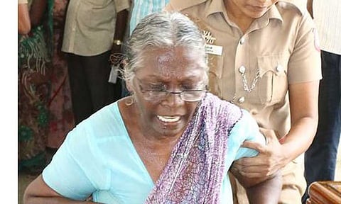 விழுப்புரம் போலீஸ் சூப்பிரண்டு அலுவலகத்தில் மூதாட்டி தீக்குளிக்க முயன்றதால் பரபரப்பு