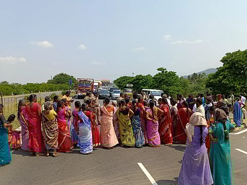 மதுரை-திண்டுக்கல் நான்கு வழிச்சாலையில் கிராம மக்கள் மறியல்