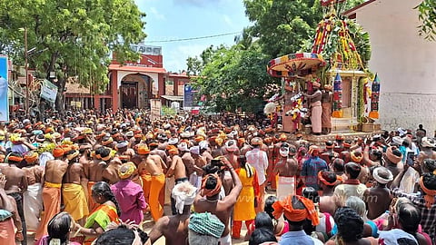 சாமிதோப்பு அய்யா வைகுண்டசாமி தலைமைப்பதியில் வைகாசி திருவிழா தேரோட்டம் காவி உடை அணிந்து திரளான பக்தர்கள் பங்கேற்பு