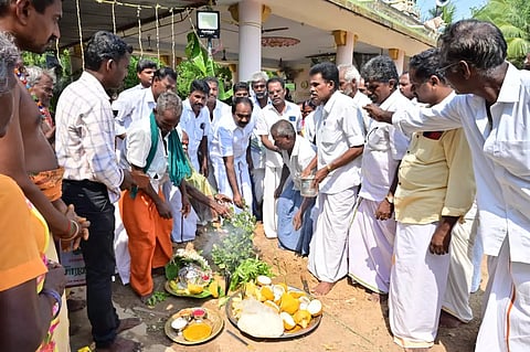 முத்துமாரியம்மன் கோவிலில் புதிய தேர், சுற்றுச்சுவர் அமைக்கும் பணிகள்