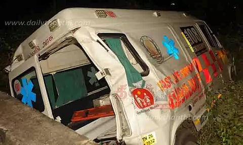 ஆம்புலன்ஸ் மீது ஆம்னி பஸ் மோதல்; பெண் உள்பட 3 பேர் பலி
