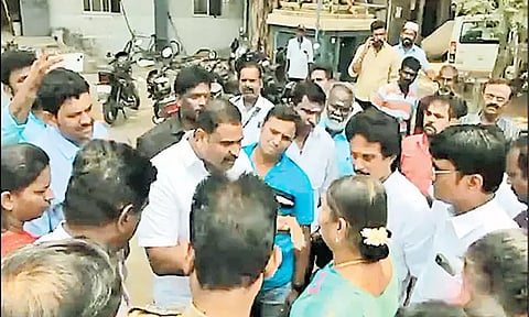 ஆலந்தூர் மின்வாரிய அலுவலகத்தில் அ.தி.மு.க- தி.மு.க. மோதல்