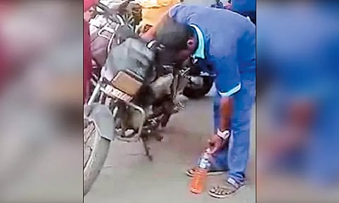 சென்னையில் 2,000 ரூபாய் நோட்டை வாங்க மறுத்து மோட்டார் சைக்கிளில் நிரப்பிய பெட்ரோலை உறிஞ்சி எடுத்த ஊழியர்