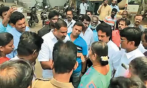 ஆலந்தூர் மின்வாரிய அலுவலகத்தில் அ.தி.மு.க- தி.மு.க. மோதல் - புகார் கொடுக்க வந்தபோது சம்பவம்